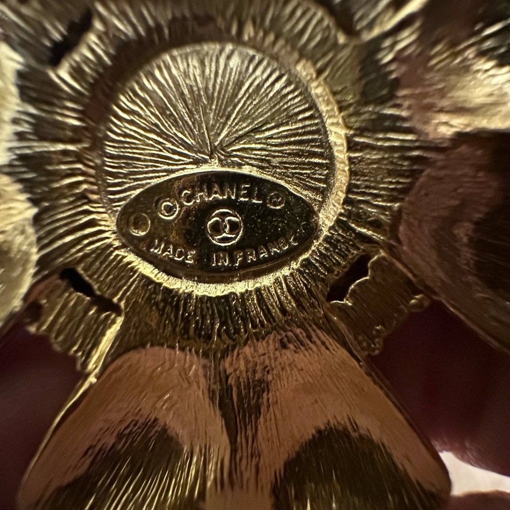 CHANEL Elegant Black and gold pearl Brooch - Picture 5 of 5